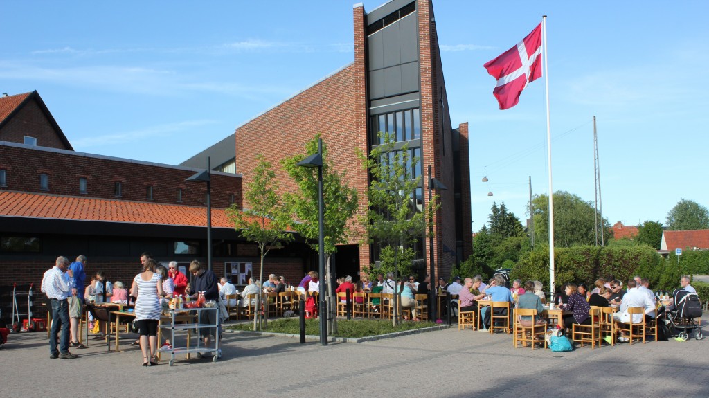 Efter børnegudstjenesten grilles der på kirkepladsen