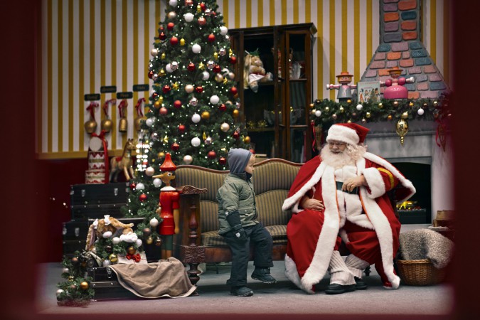 Julemanden hilser på barn_